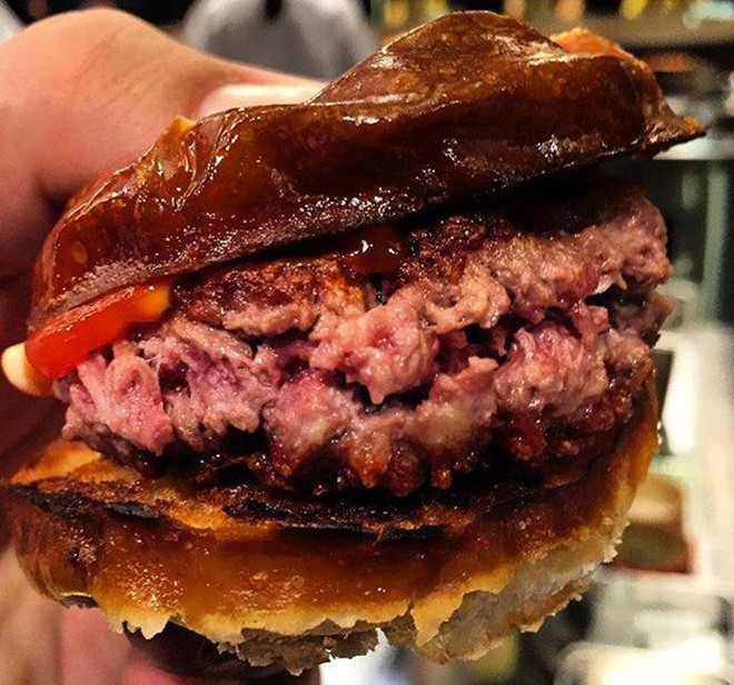 Chiếc burger hoàn toàn không chứa thịt, được chế biến bởi đầu bếp David Chang và phân phối bởi Impossible Foods