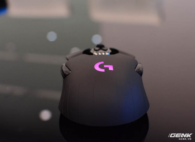  Phần lưng chuột với logo thuơng hiệu Logitech có thể đổi màu LED. 