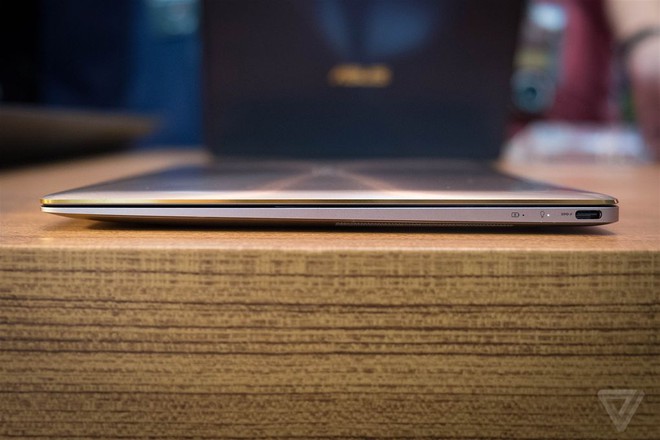  Không chỉ laptop, thiết kế smartphone của Asus cũng đẹp lên qua từng thế hệ 