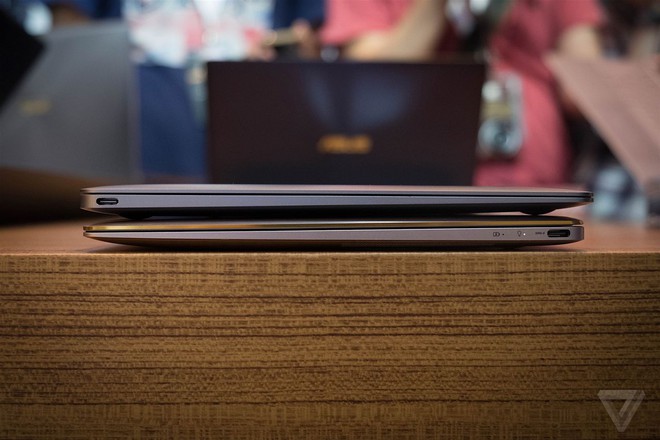  Hai laptop của Asus (dưới) và Apple (trên) có độ dày gần như ngang nhau 