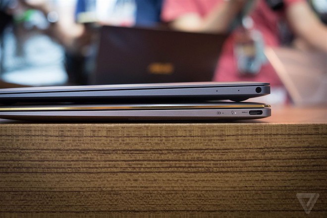  Cổng sạc của MacBook 12 inch nằm ở cạnh trái trong khi cổng sạc của Zenbook 3 nằm ở cạnh phải 