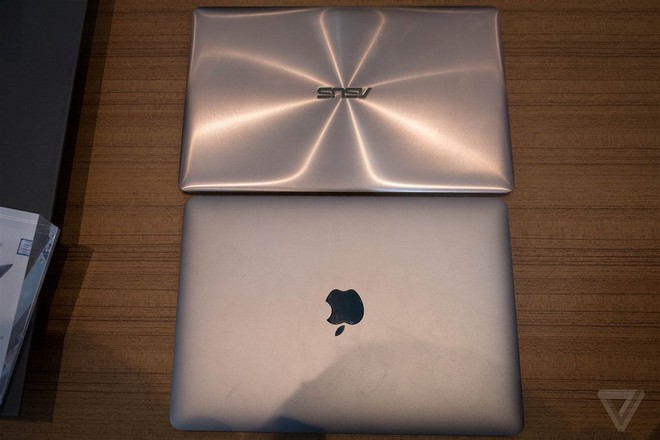  Xét tổng thể, MacBook 12 inch rộng hơn một chút trong khi đó ZenBook 3 dài hơn 