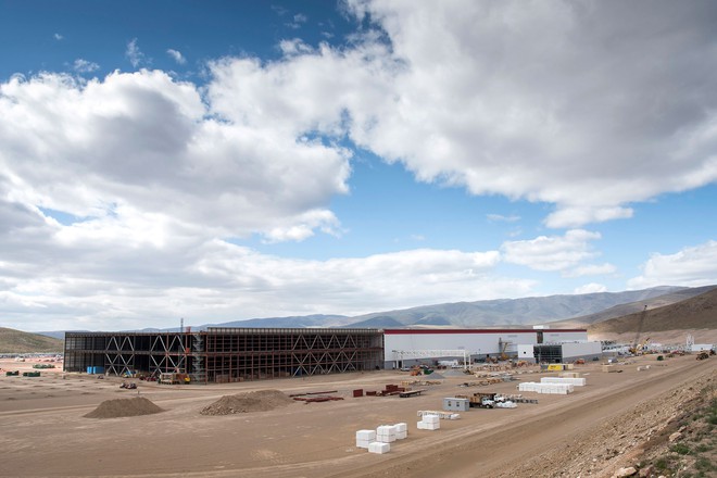  Khi hoàn thành, Gigafactory sẽ có diện tích khoảng 5,8 triệu feet vuông. Nó được xây dựng thành nhiều khu vực, vì vậy quá trình sản xuất pin sẽ bắt đầu từ trước khi toàn bộ công trình hoàn thành. 