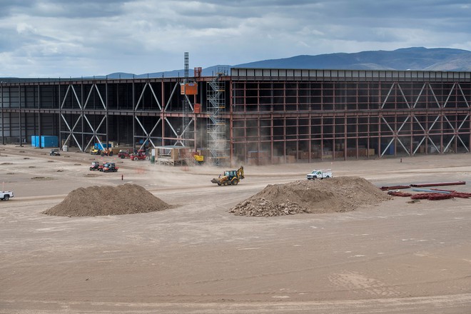  Nhà máy Gigafactory vẫn đang trong quá trình xây dựng, mới chỉ hoàn thành 14%. 