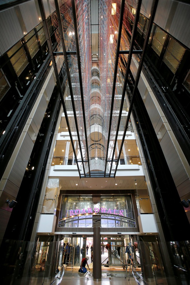  Harmony có 24 thang máy dành cho khách. 