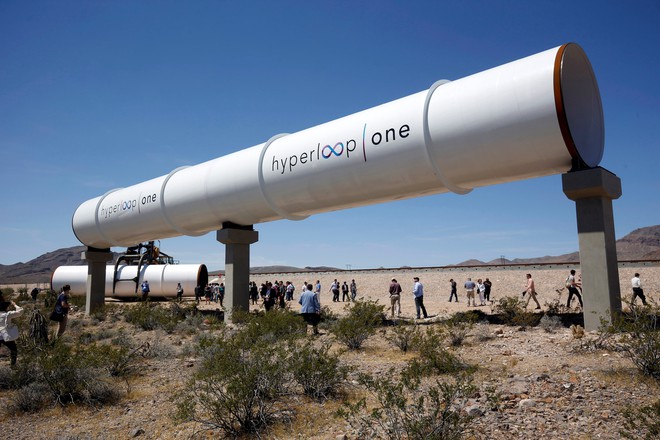  Các nhà báo và khách mời chiêm ngưỡng một ống phục vụ cho thử nghiệm động cơ đẩy không khí mở tại Hyperloop One ở North Las Vegas, Nevada, ngày 11 tháng 5 năm 2016. 