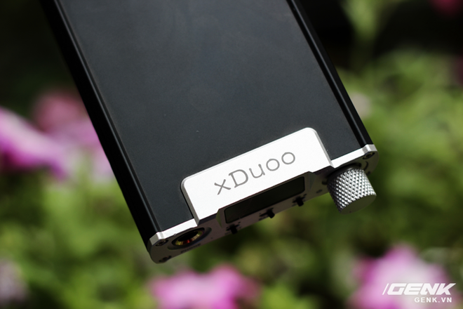  2 cạnh bên của XD-05 được thiết kế gồ lên người dùng cầm nắm dễ dàng hơn. Logo XDuoo in chìm ở mặt trên. 