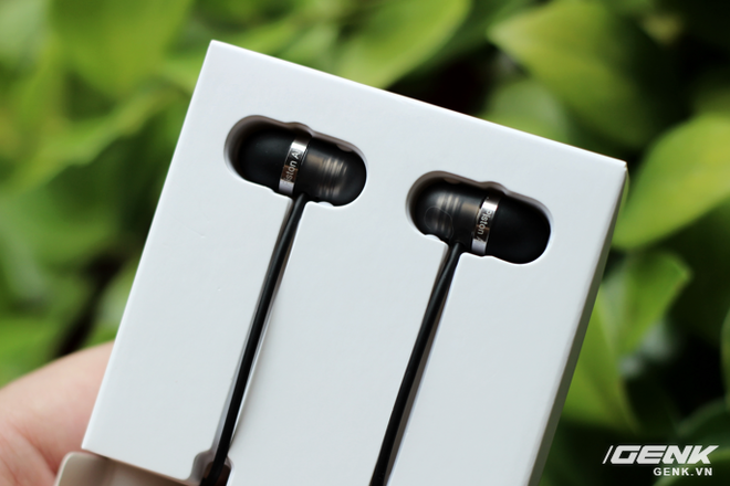  Bên trong, Piston Air nằm gọn gàng. Chiếc tai nghe mới của Xiaomi không sở hữu thiết kế in-ear truyền thống như Piston 3.0 mà lai với earbud - tương tự chiếc earpod của Apple 