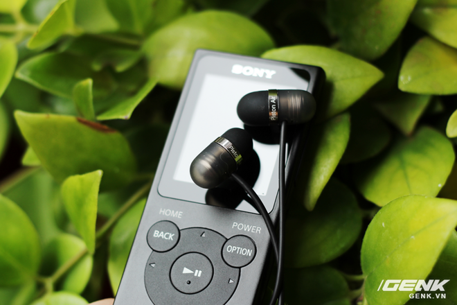 Piston Air phối ghép cùng Sony Walkman E394 