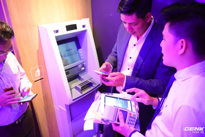  Dùng ATM của Timo để nạp tiền, rút tiền và các giao dịch online khác. 