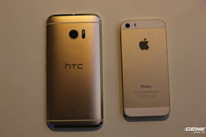  HTC 10 vàng hơn iPhone 5s Gold. 