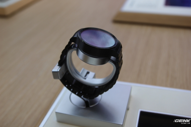  Huawei Watch bản tiêu chuẩn với màu đen tuyền. 