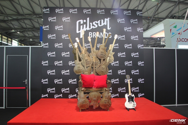  Chiếc ngai vàng mô phỏng phim Game of Thrones từ Gibson. 