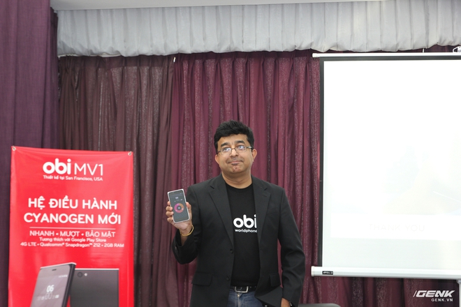  Ông Ankush Chatterjee, Phó Chủ Tịch mảng tiếp thị toàn cầu của Obi, với chiếc MV1 trên tay. 