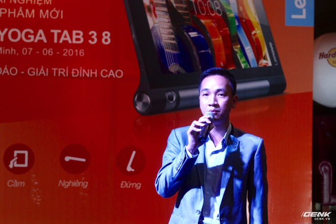  Ông Huỳnh Đức Nhật An, Giám đốc sản phẩm ngành hàng máy tính bảng Lenovo Việt Nam, lên phát biểu ra mắt sản phẩm. 