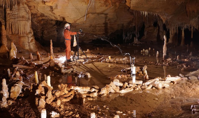  Cấu trúc đá trong hang Bruniquel, được tin là nơi thực hiện những nghi lễ của người Neanderthal. 