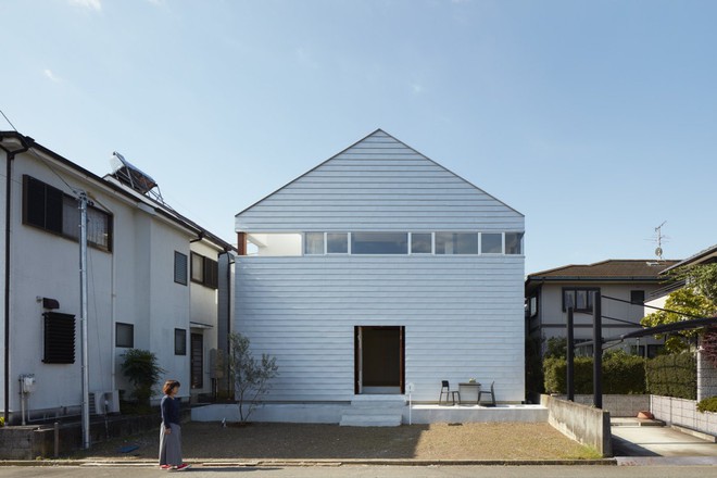 Kiến trúc sư và studio thiết kế công nghiệp đã tạo ra Nhà sân bóng rổ cho một gia đình sống ở Shizuoka, một thành phố ven biển ở phía Đông Nhật Bản. 