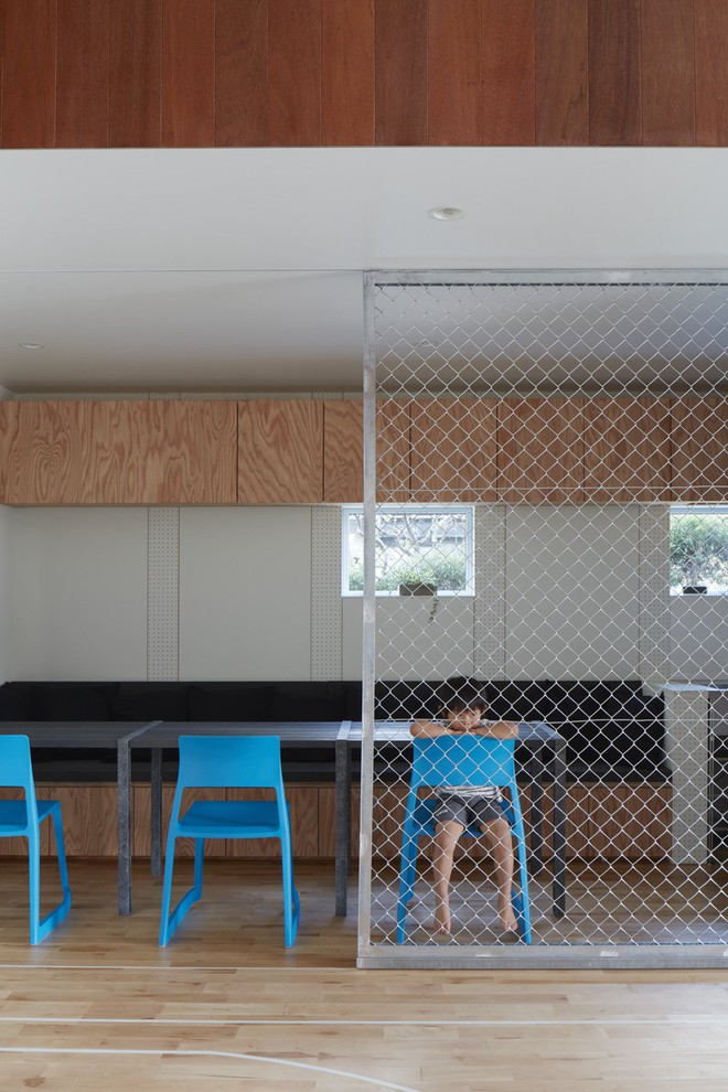  Một tấm lưới bằng kim loại sẽ bảo vệ phòng bếp khỏi những cú ném bóng ngoài kiểm soát. 
