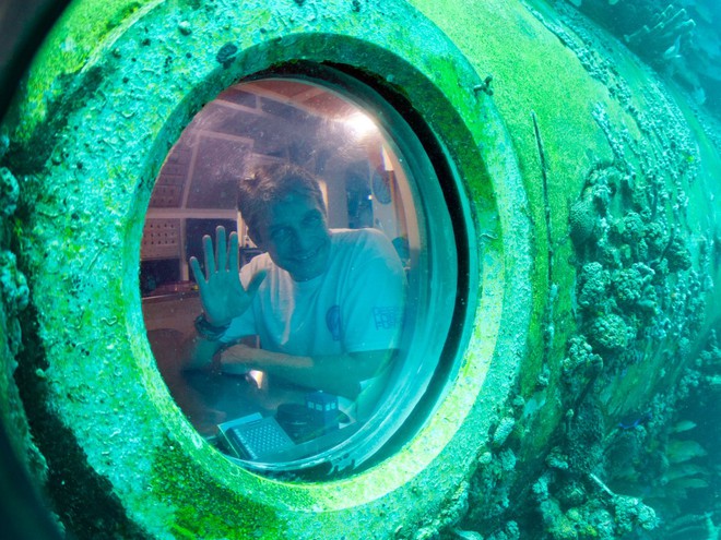  Fabien Cousteau đang ở trong phòng nghiên cứu dưới biển. 