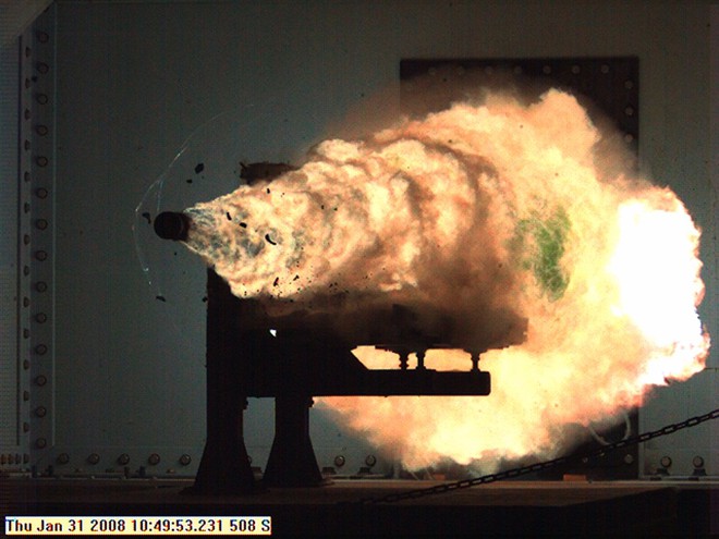  Hình ảnh do Hải quân Mỹ cung cấp cho thấy súng railgun đang thử nghiệm có tốc độ phá vỡ mọi kỷ lục. 