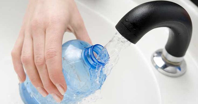  Đừng bơm nước lại những chai nhựa để tái sử dụng nhiều lần 