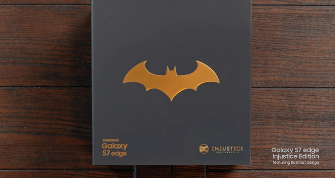  Hộp sản phẩm với logo Batman nổi bật trên nền xám đặc trưng 