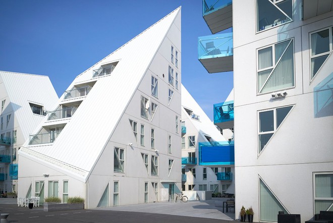  Các tòa nhà có phần chóp và phần khe mái có đặc điểm y như tên gọi của nó, tuy nhiên kiểu thiết kế này vẫn đảm bảo mỗi căn hộ đều có hướng nhìn ra cảng Aarhus. 