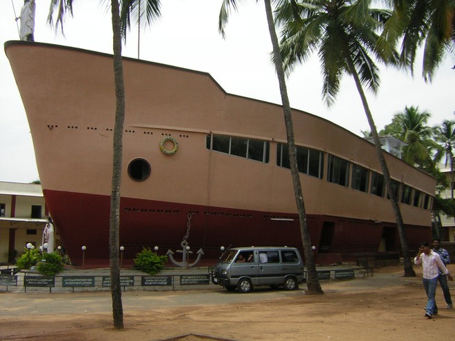  Nhà thờ St. Theresa ở thành phố của người Ấn Độ Thrissur được biết đến là “tàu nhà thờ” bởi những lí do rõ ràng. Toạ lạc ngay cạnh một trường học, thân tàu bao gồm nơi để thờ cúng và nghĩa trang dưới lòng đất. 