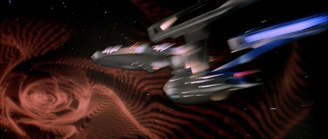  Tàu Enterprise trong một lỗ sâu trong phim Star Trek 