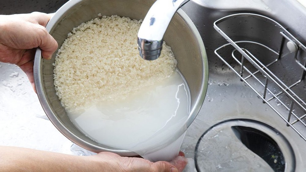 Nghiên cứu tìm thấy hạt vi nhựa trong gạo: Bạn nên hay không nên vo gạo trước khi nấu? - Ảnh 1.