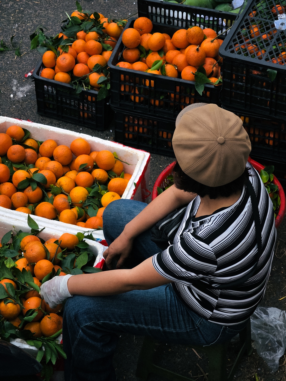 Cùng Galaxy S26 Ultra ngắm Hà Nội mùa 'đỏng đảnh': Ghé chợ sớm Long Biên, thăm dàn hoa giấy khu tập thể để thấy, hóa ra Thủ Đô vẫn 'tình' đến vậy - Ảnh 8.