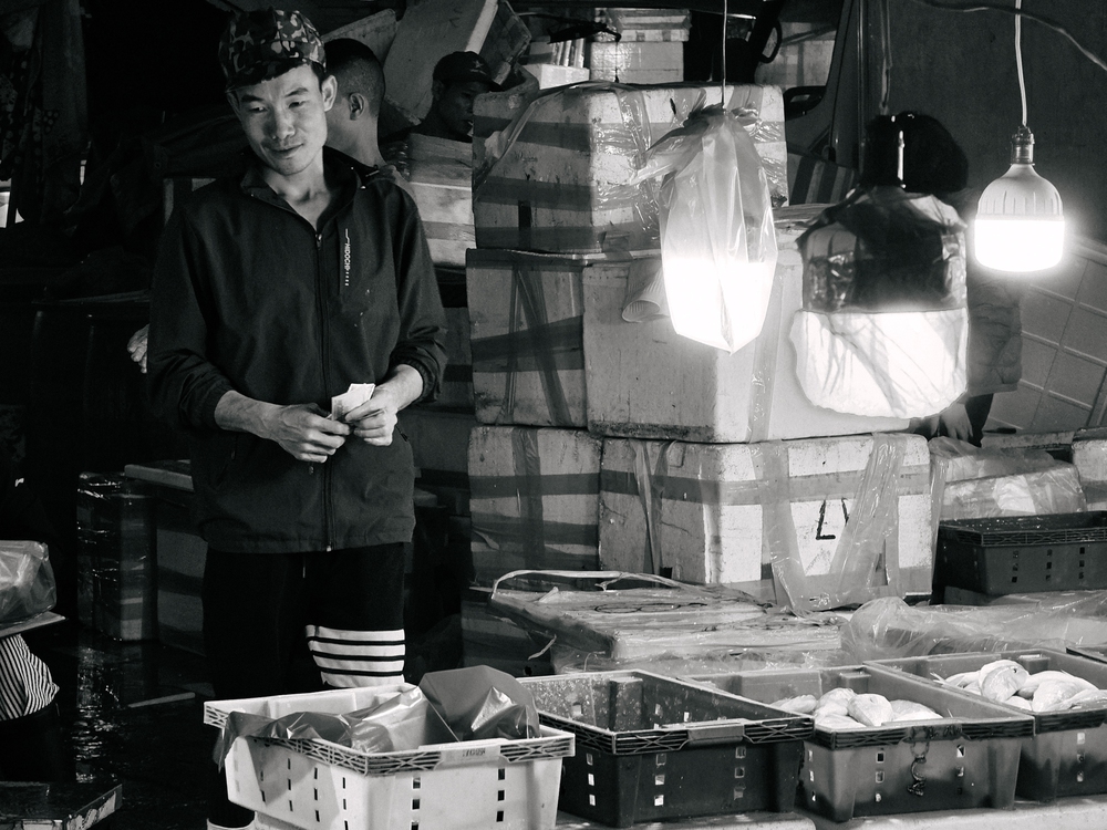 Cùng Galaxy S26 Ultra ngắm Hà Nội mùa 'đỏng đảnh': Ghé chợ sớm Long Biên, thăm dàn hoa giấy khu tập thể để thấy, hóa ra Thủ Đô vẫn 'tình' đến vậy - Ảnh 11.