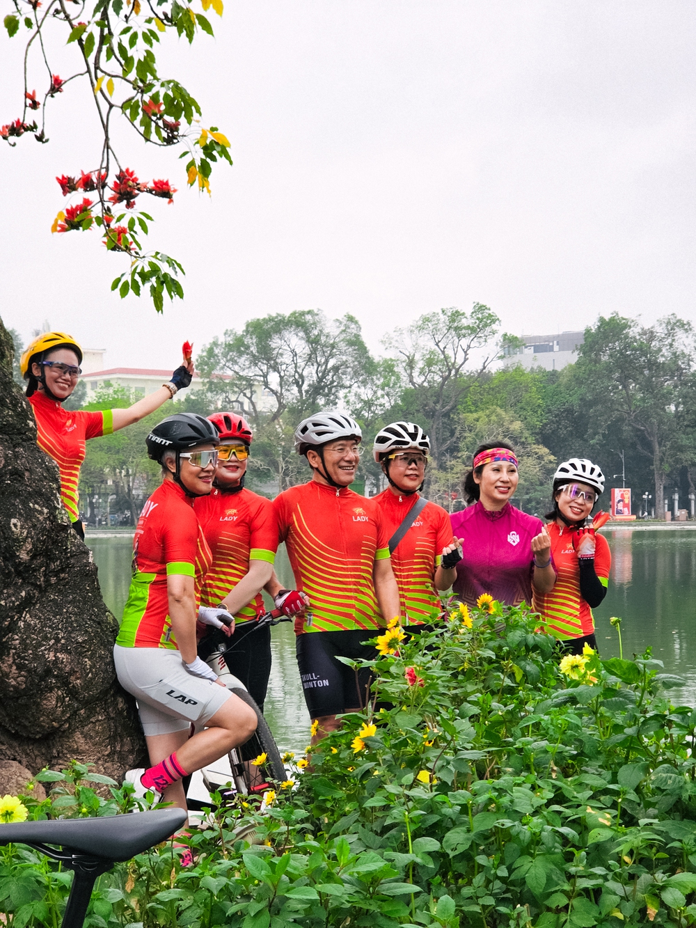 Cùng Galaxy S26 Ultra ngắm Hà Nội mùa 'đỏng đảnh': Ghé chợ sớm Long Biên, thăm dàn hoa giấy khu tập thể để thấy, hóa ra Thủ Đô vẫn 'tình' đến vậy - Ảnh 41.