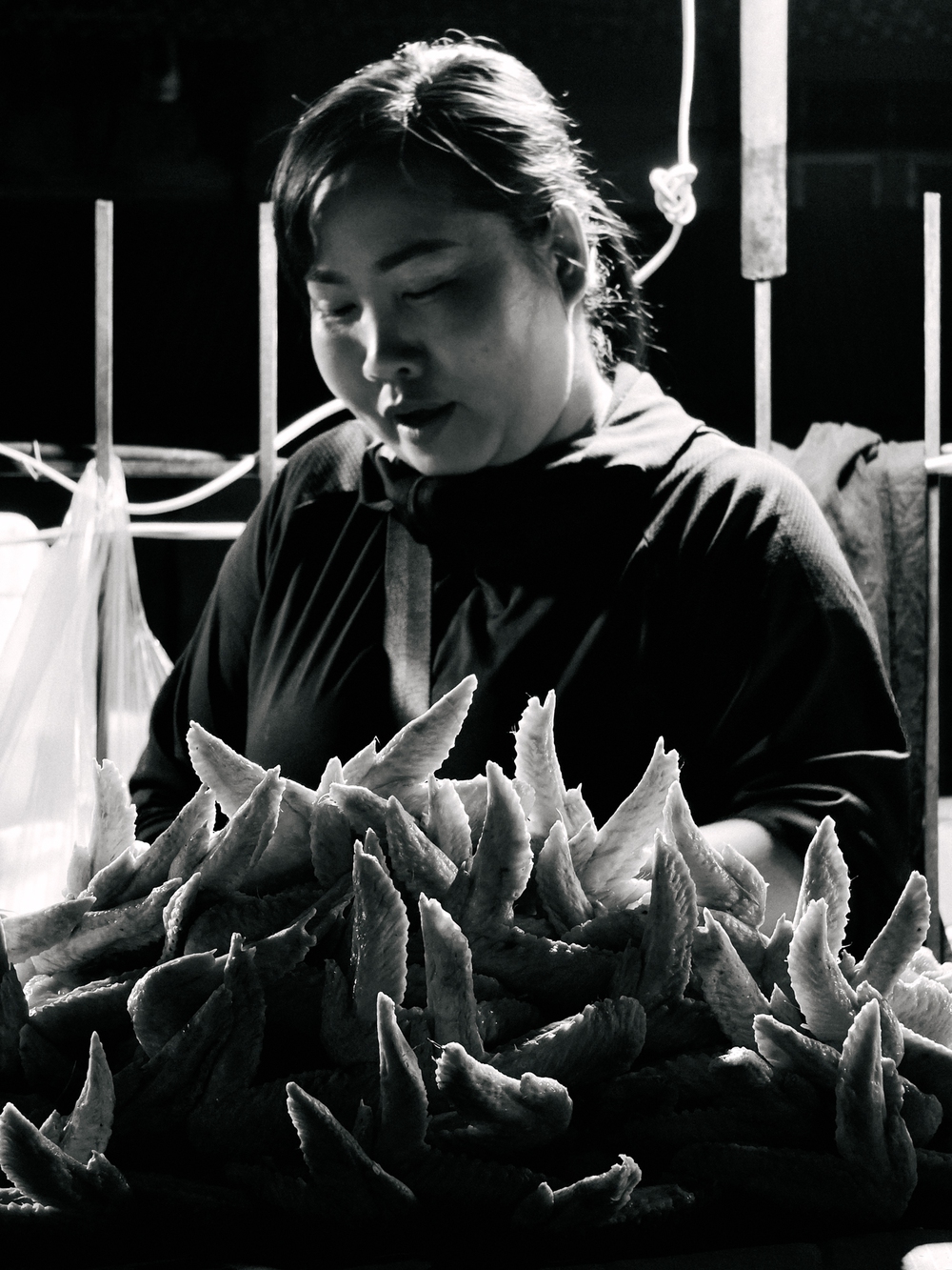 Cùng Galaxy S26 Ultra ngắm Hà Nội mùa 'đỏng đảnh': Ghé chợ sớm Long Biên, thăm dàn hoa giấy khu tập thể để thấy, hóa ra Thủ Đô vẫn 'tình' đến vậy - Ảnh 9.