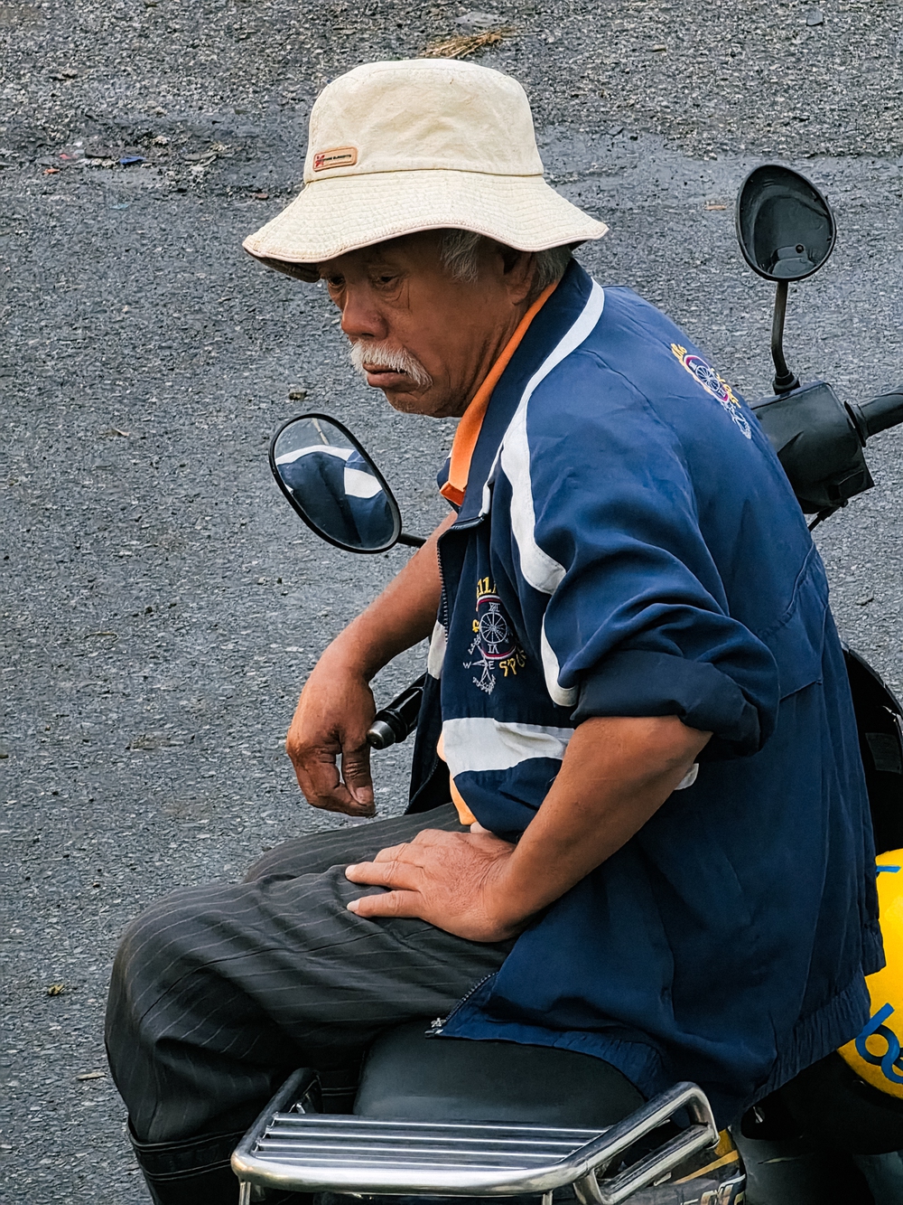 Cùng Galaxy S26 Ultra ngắm Hà Nội mùa 'đỏng đảnh': Ghé chợ sớm Long Biên, thăm dàn hoa giấy khu tập thể để thấy, hóa ra Thủ Đô vẫn 'tình' đến vậy - Ảnh 6.