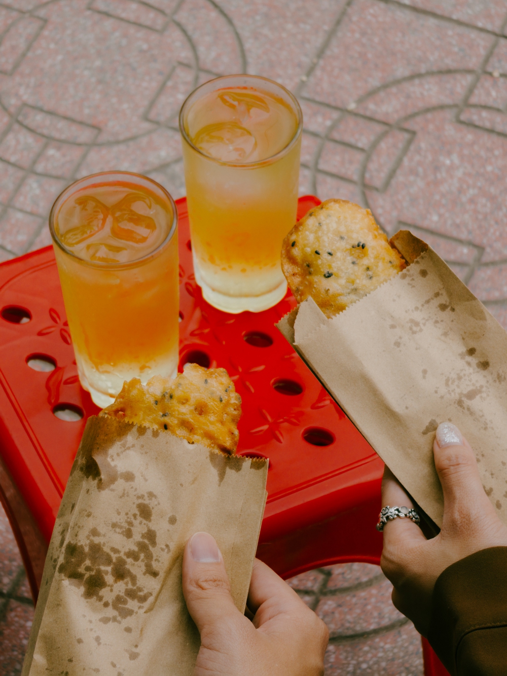 Cùng Galaxy S26 Ultra ngắm Hà Nội mùa 'đỏng đảnh': Ghé chợ sớm Long Biên, thăm dàn hoa giấy khu tập thể để thấy, hóa ra Thủ Đô vẫn 'tình' đến vậy - Ảnh 67.