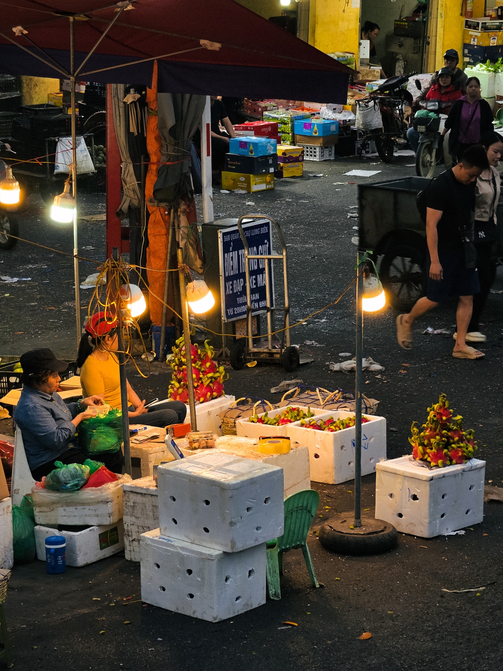 Cùng Galaxy S26 Ultra ngắm Hà Nội mùa 'đỏng đảnh': Ghé chợ sớm Long Biên, thăm dàn hoa giấy khu tập thể để thấy, hóa ra Thủ Đô vẫn 'tình' đến vậy - Ảnh 3.