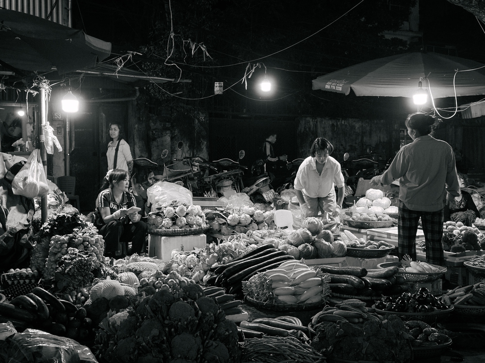 Cùng Galaxy S26 Ultra ngắm Hà Nội mùa 'đỏng đảnh': Ghé chợ sớm Long Biên, thăm dàn hoa giấy khu tập thể để thấy, hóa ra Thủ Đô vẫn 'tình' đến vậy - Ảnh 12.