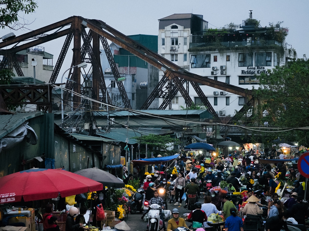 Cùng Galaxy S26 Ultra ngắm Hà Nội mùa 'đỏng đảnh': Ghé chợ sớm Long Biên, thăm dàn hoa giấy khu tập thể để thấy, hóa ra Thủ Đô vẫn 'tình' đến vậy - Ảnh 4.