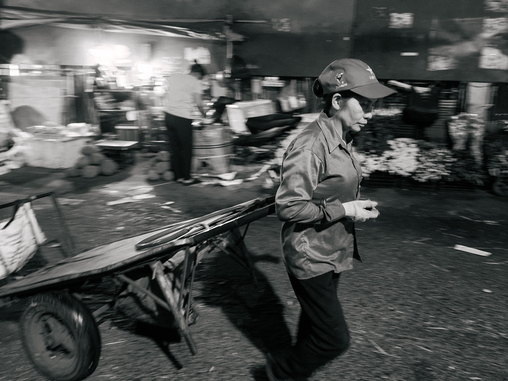 Cùng Galaxy S26 Ultra ngắm Hà Nội mùa 'đỏng đảnh': Ghé chợ sớm Long Biên, thăm dàn hoa giấy khu tập thể để thấy, hóa ra Thủ Đô vẫn 'tình' đến vậy - Ảnh 13.