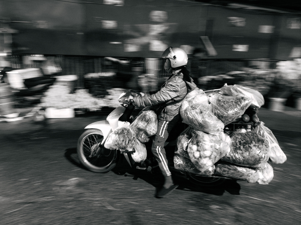 Cùng Galaxy S26 Ultra ngắm Hà Nội mùa 'đỏng đảnh': Ghé chợ sớm Long Biên, thăm dàn hoa giấy khu tập thể để thấy, hóa ra Thủ Đô vẫn 'tình' đến vậy - Ảnh 10.