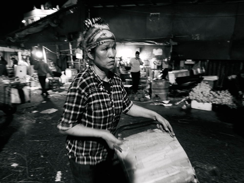 Cùng Galaxy S26 Ultra ngắm Hà Nội mùa 'đỏng đảnh': Ghé chợ sớm Long Biên, thăm dàn hoa giấy khu tập thể để thấy, hóa ra Thủ Đô vẫn 'tình' đến vậy - Ảnh 18.