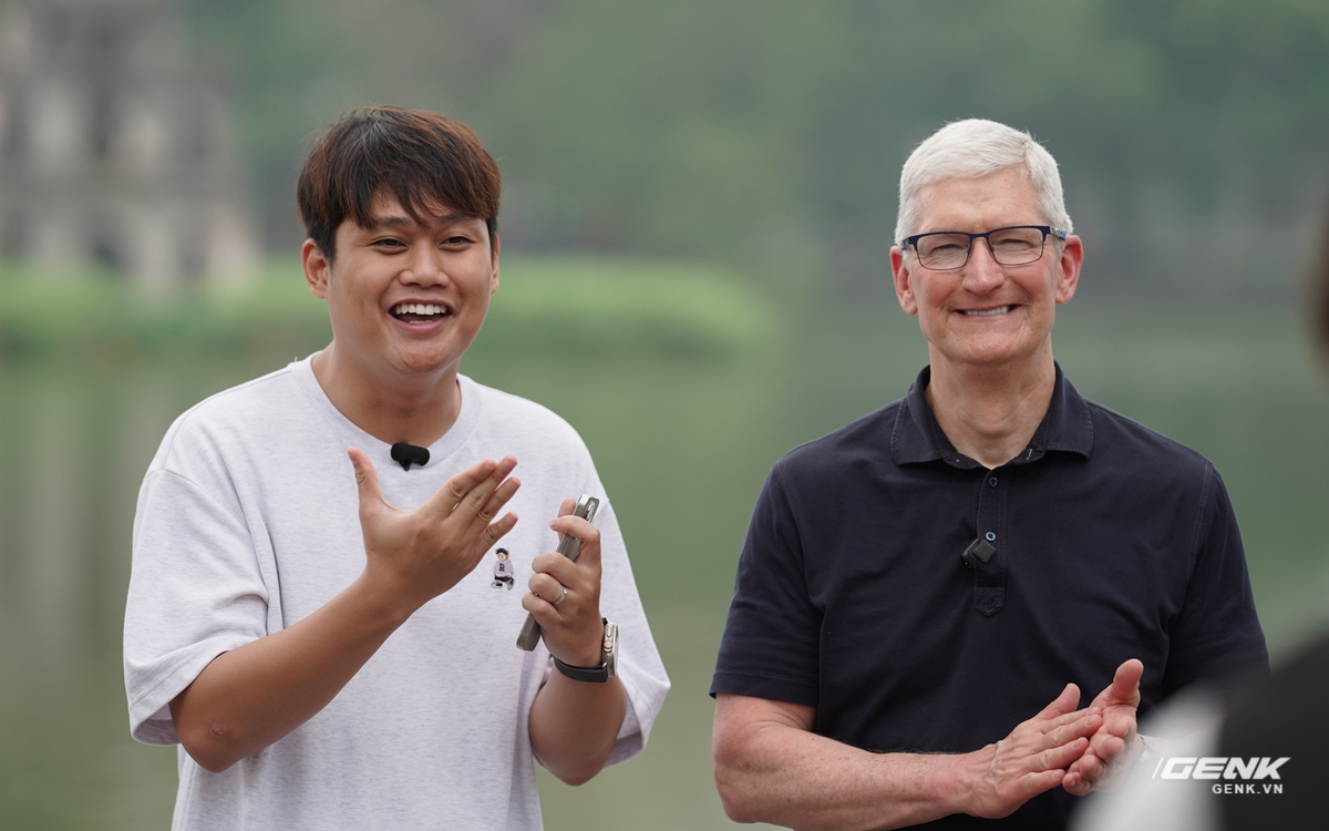 Tim Cook có mặt tại Hồ Hoàn Kiếm, giao lưu cùng Duy Thẩm và báo chí