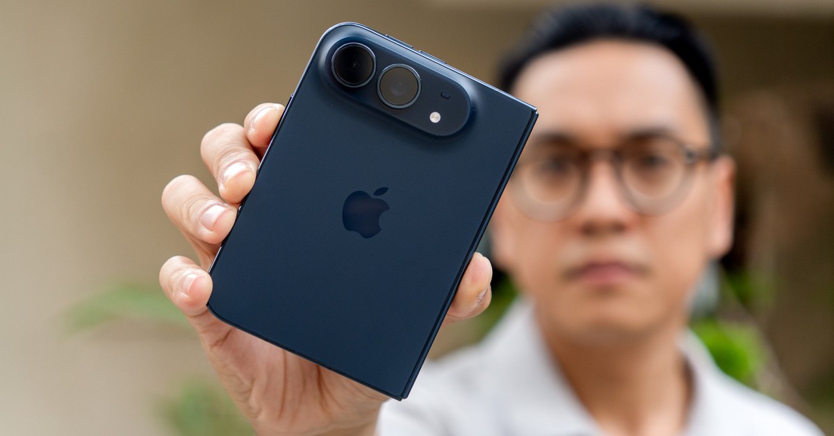 “Đập hộp” iPhone Duo chính hãng Việt Nam trước ngày giao hàng: điện thoại gập đầu tiên của Táo đóng gói ra sao?