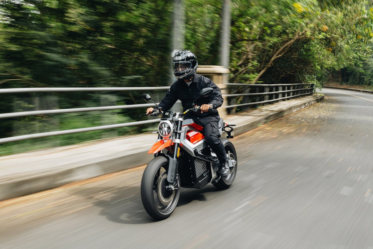 Thích tốc độ mà ngại xăng tăng giá thì đây là loạt xe máy điện nhanh nhất Việt Nam: Có mẫu 'vít' được tới 130km/h, giá từ vài chục đến cả trăm triệu đồng