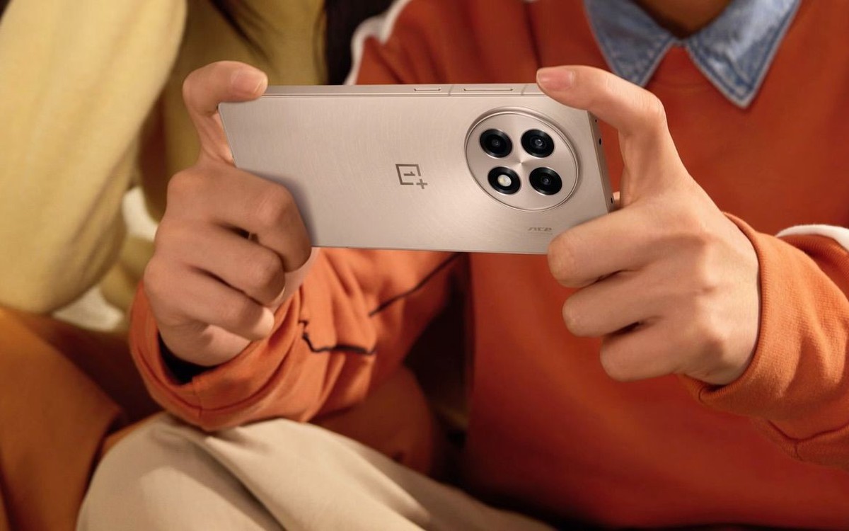 OnePlus Ace 6 Ultra lộ diện với màn hình 6,8 inch và chip Dimensity 9500