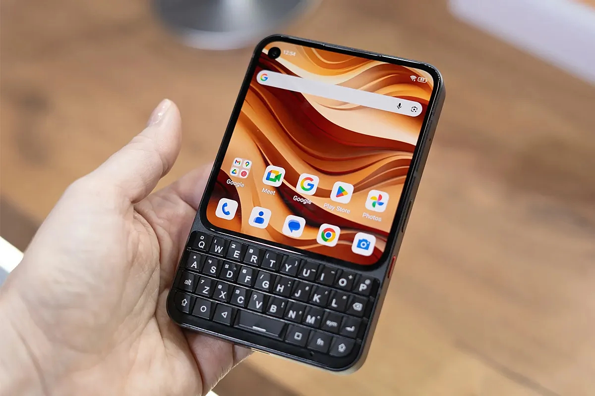 Điện thoại phím cứng như BlackBerry thêm phiên bản Pro cấu hình mạnh, giá đặt sớm chưa đến 13 triệu