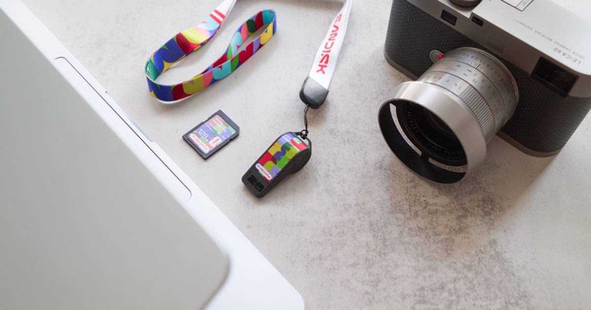 Cận cảnh USB và thẻ nhớ SanDisk FIFA World Cup 2026 Edition dành cho fan môn thể thao vua