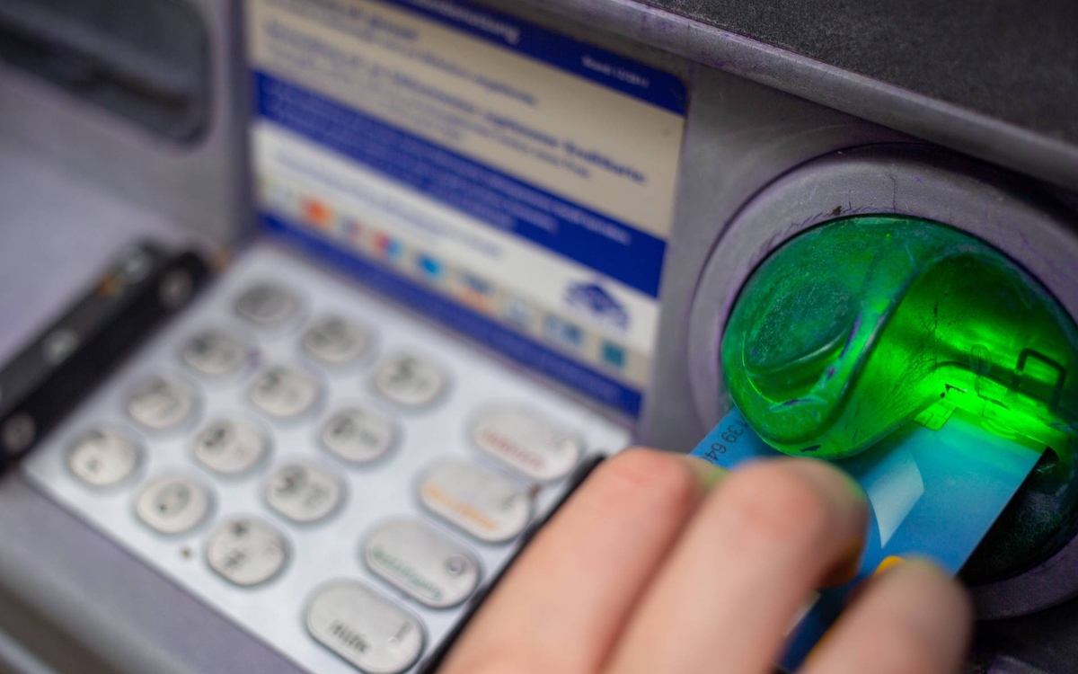 Sự thật bất ngờ phía sau tiếng 'xoành xoạch' của máy ATM khi rút tiền: Không phải đếm tiền như nhiều người nghĩ