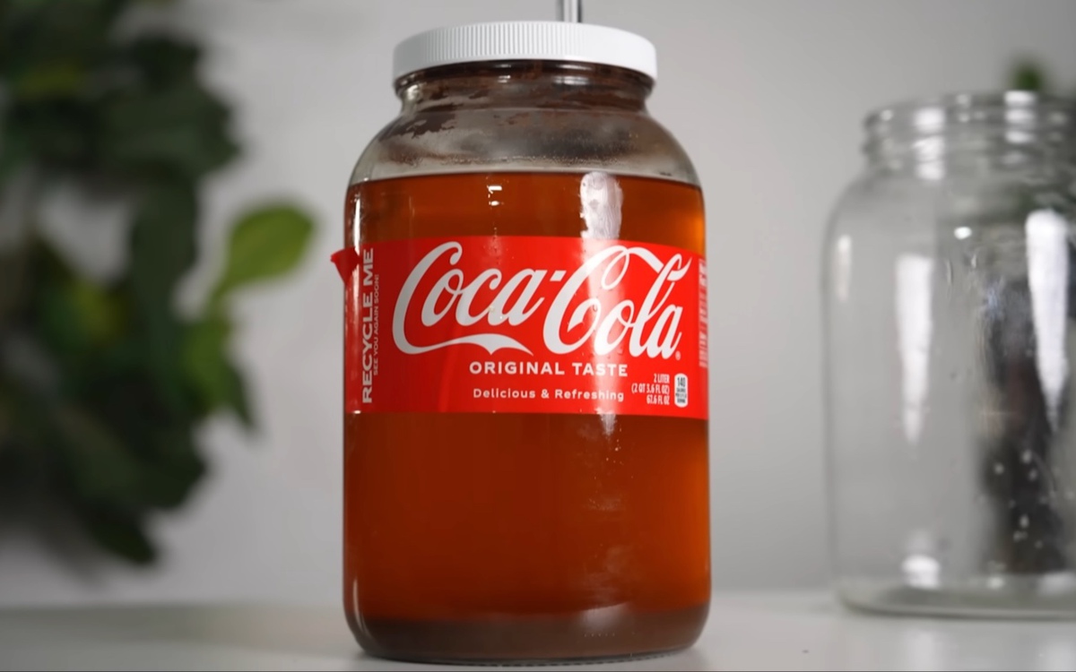 Youtuber biến Coca Cola thành rượu bằng mật ong, nói vị giống caramen và chút táo, quế